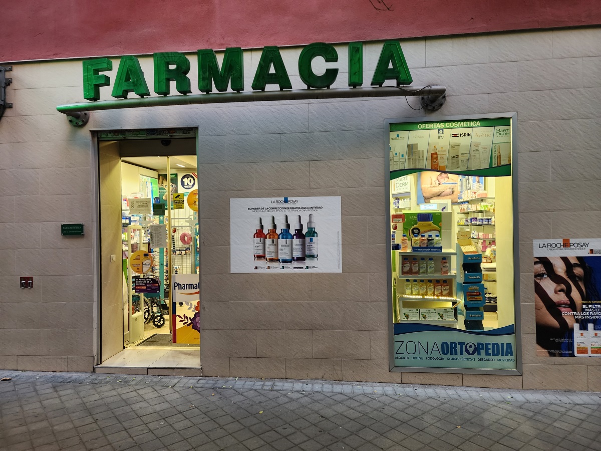 Interior de la Farmacia Cid en la calle Núñez de Balboa 121 de Madrid